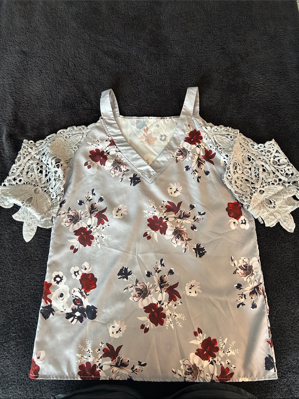 Cold-Shoulder Floral V-Neck Women's Top in Light Gray and Red